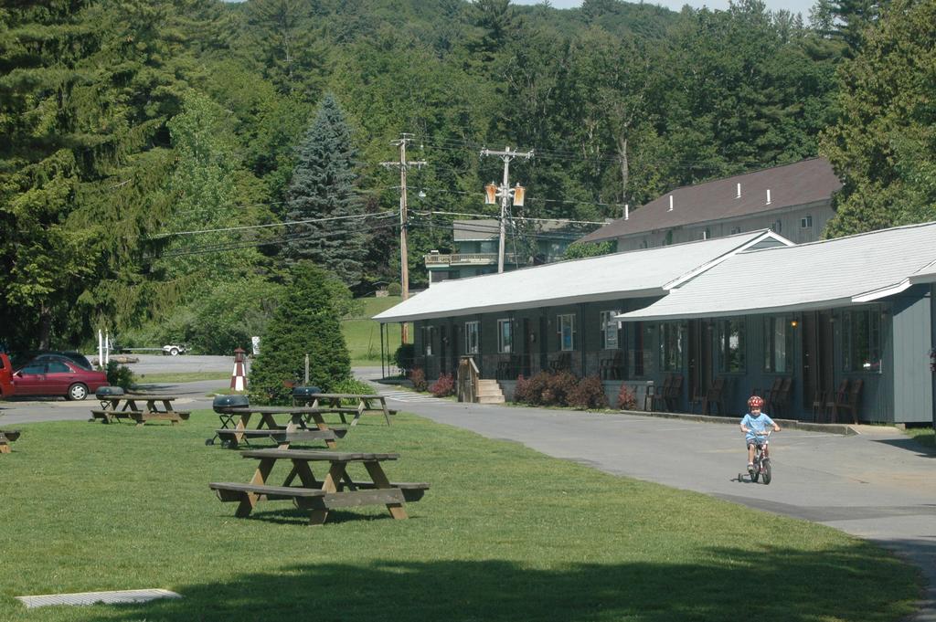 Blue Lagoon Resort Lake George Room photo